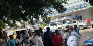 Tio Salim visita seus “sobrinhos” na principal zona de comércio informal da cidade de Nampula