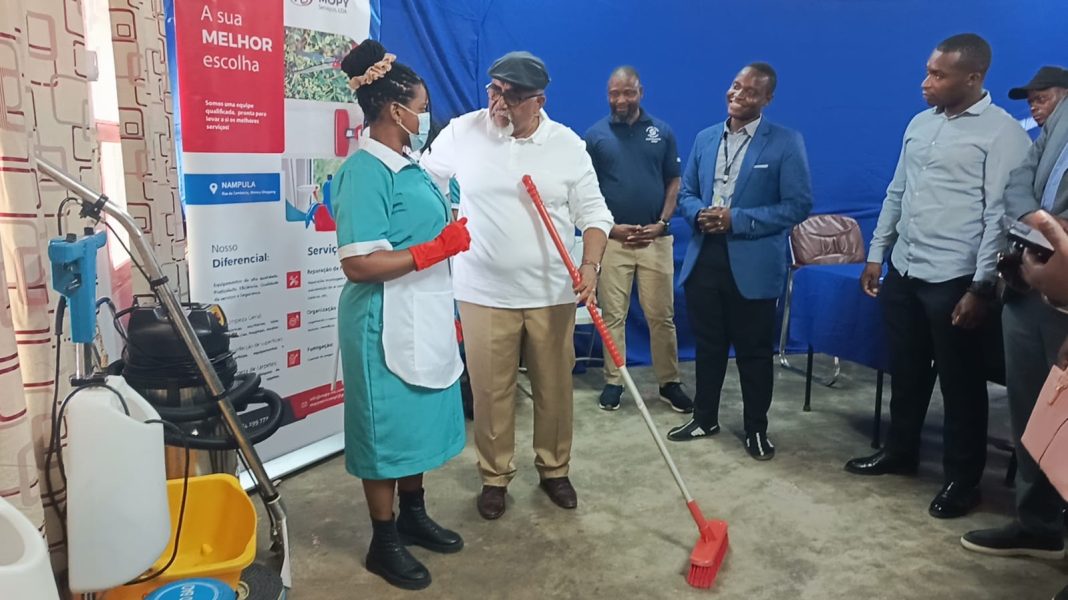 Governador de Nampula encoraja a UCM a continuar na preparação de futuros empresários