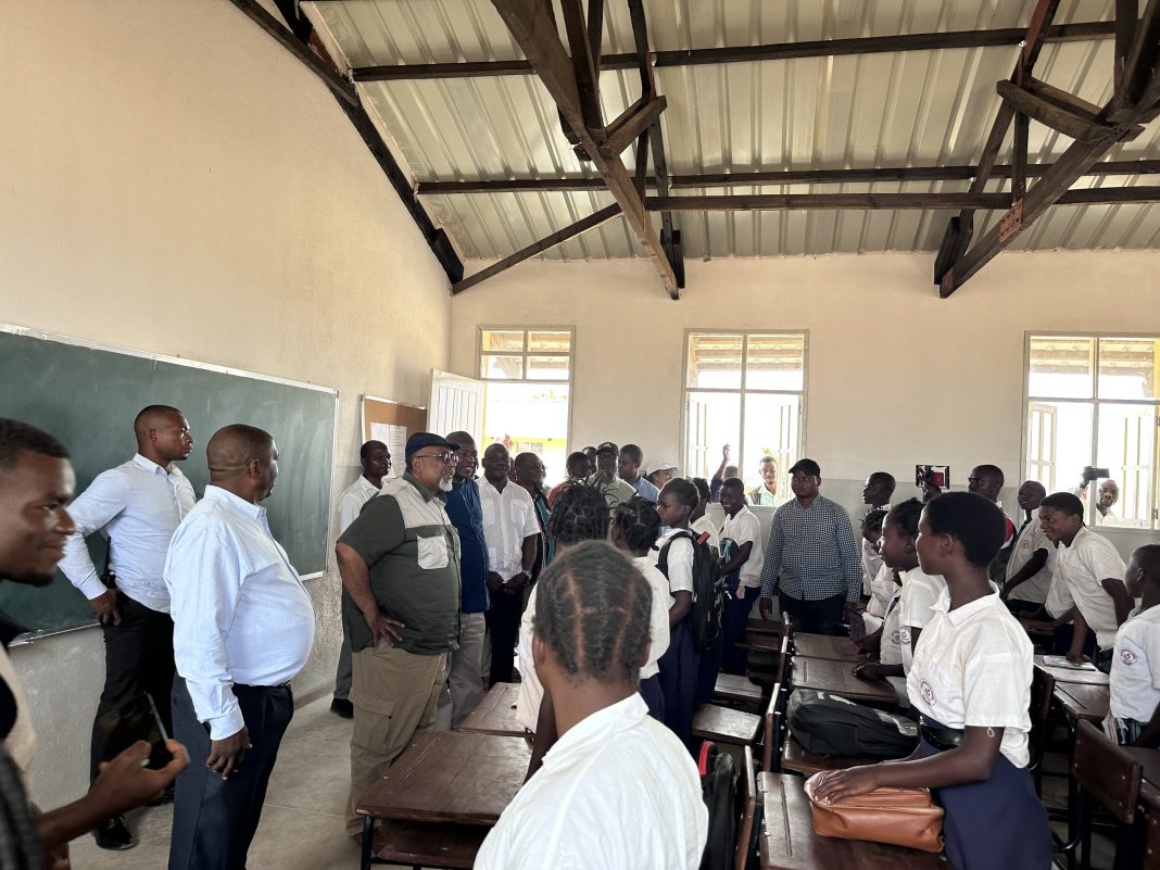 Malema: Governador de Nampula encoraja alunos da escola secundária da Pedreira a estudarem para desenvolver a província