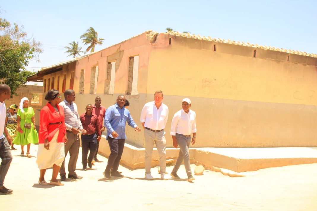 Cônsul honorário de Moçambique em Munique vai financiar reabilitação da escola de Namiteca em Nampula