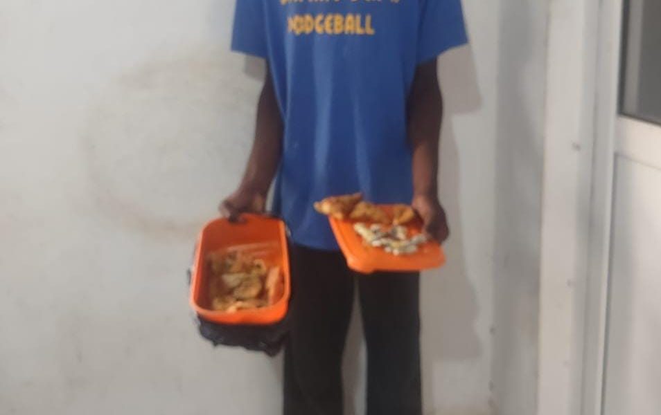 Há jovens a produzirem chamussas com recheio de soruma em Nampula