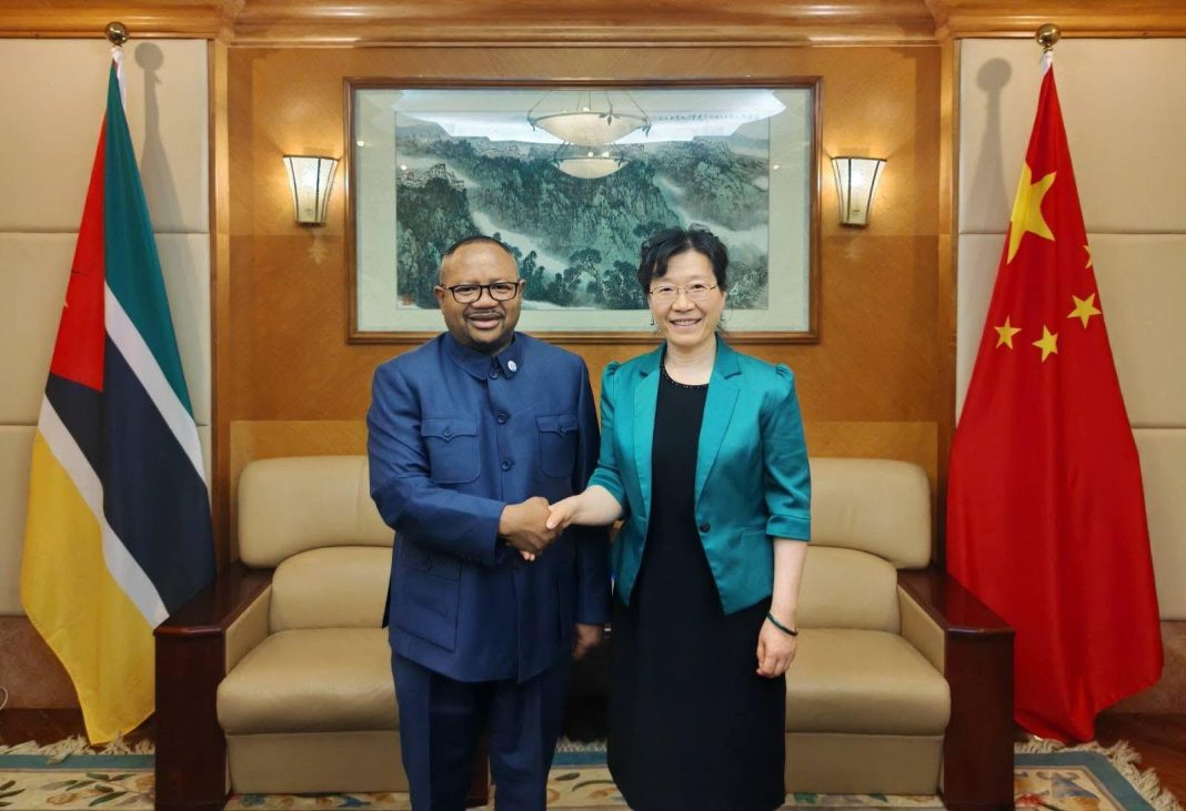 Solos salinos costeiros e desenvolvimento do arroz-do-mar levam reitor da UniRovuma à embaixada da China em Moçambique