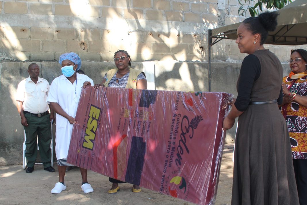 Sónia Giquira oferece colchões e esteiras ao Centro de Saúde de Mutava Rex