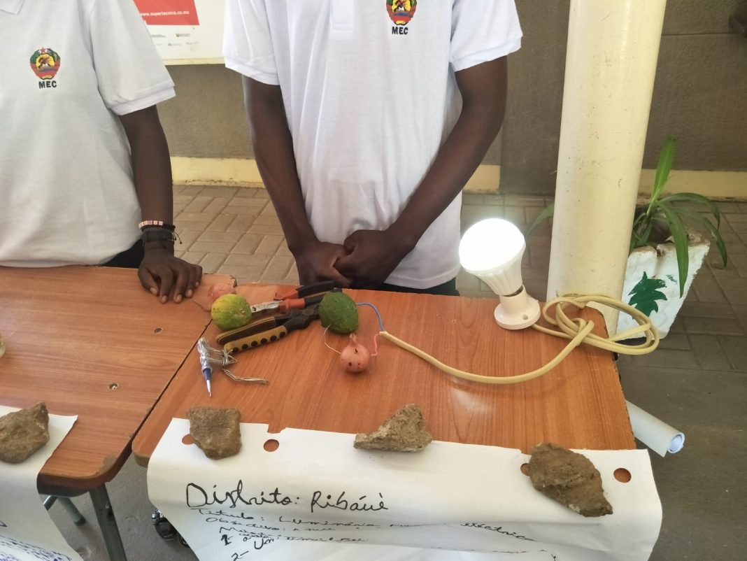 Ribáuè: Aluno da escola secundária local inventa energia com base no limão e cebola