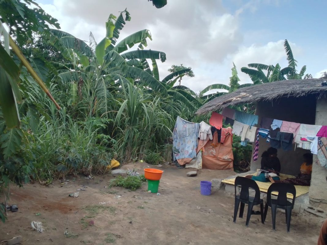 Casas construídas à beira do rio Mpuecha em risco com o início das chuvas
