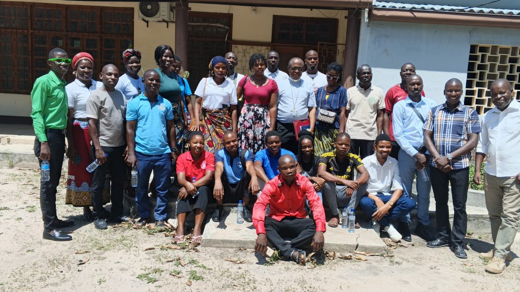 Arcebispo de Nampula abençoa jovens católicos que vão a JNJ em Maputo