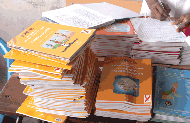 Camião que transportava livros escolares para Mogincual e Liupo despista-se e mais de 100 mil unidades queimam-se