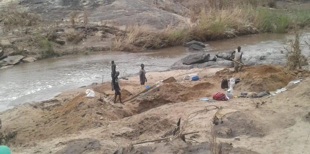 4 Garimpeiros morrem em desabamento de mina terra em Monapo 4 Garimpeiros morrem em desabamento de mina terra em Monapo
