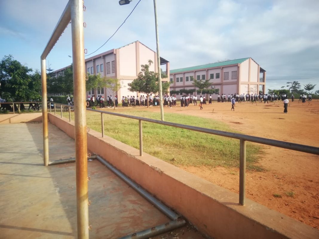 Professor da escola secundária de Carapina chumba aluna por lhe negar sexo Professor da escola secundária de Carapina chumba aluna por lhe negar sexo