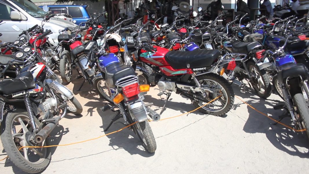 Polícia recolhe motorizadas de seus membros por infracções rodoviárias