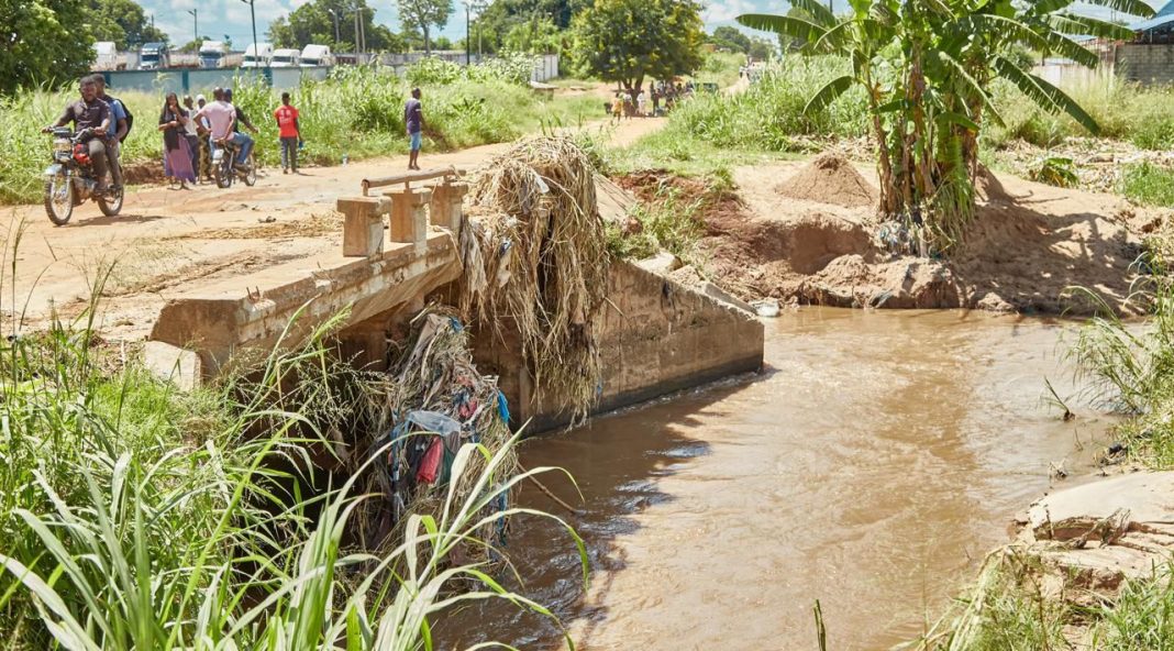 Extração de areia na ponte sobre o rio Nicutha periga via da barragem de Nampula Extração de areia na ponte sobre o rio Nicutha periga via da barragem de Nampula