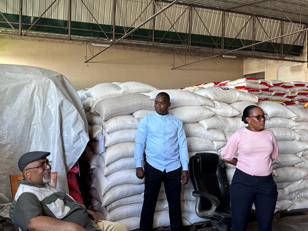 “Quando se trata do meu povo, para mim está acima de tudo,” Eduardo Mariamo Abdula, governador de Nampula, na visita aos armazéns do INGD “Quando se trata do meu povo, para mim está acima de tudo,” Eduardo Mariamo Abdula, governador de Nampula, na visita aos armazéns do INGD