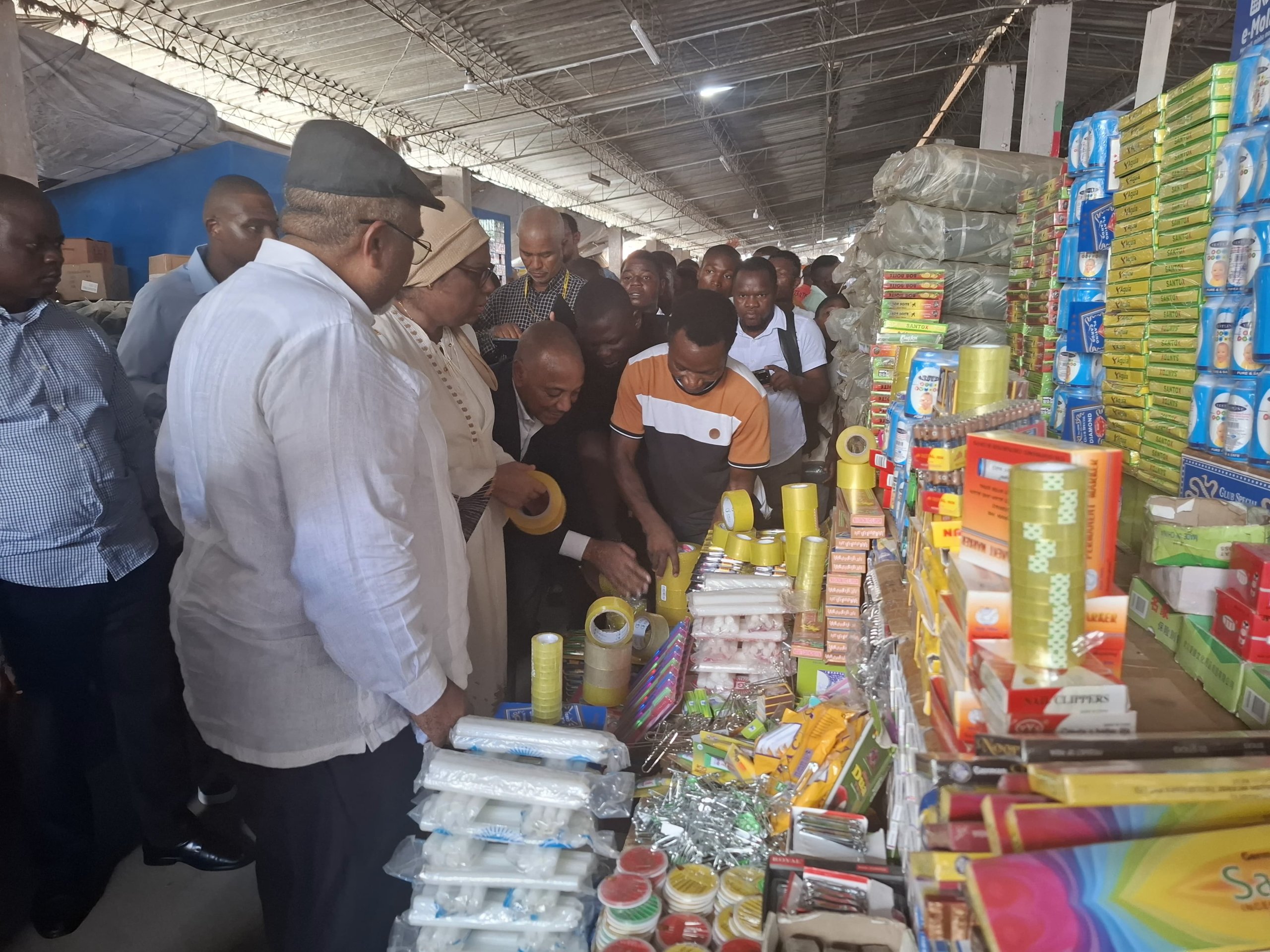 ….O tio Salim e a mama Nazira estiveram hoje nos mercados Novo e Central de Nampula e foram recebidos em grande