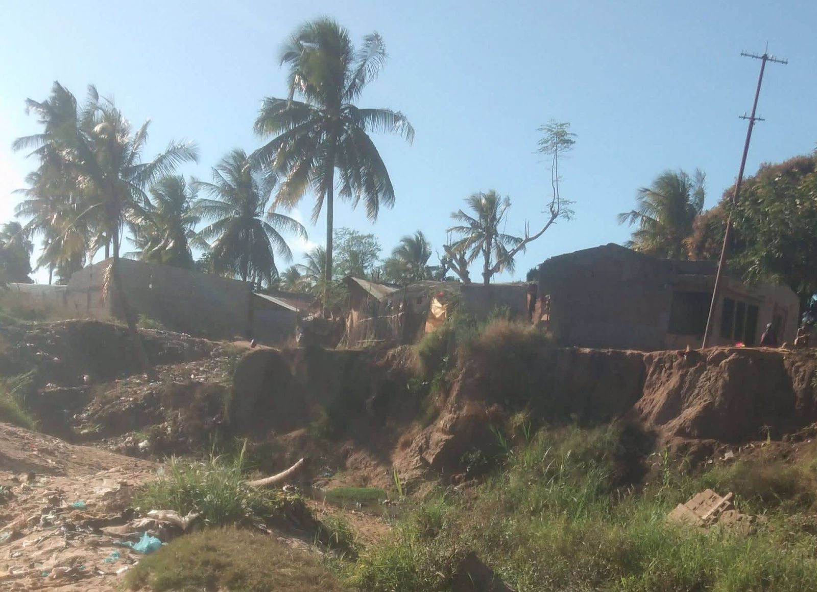 Erosão no rio Muhala expõe fragilidade urbana e coloca famílias em risco