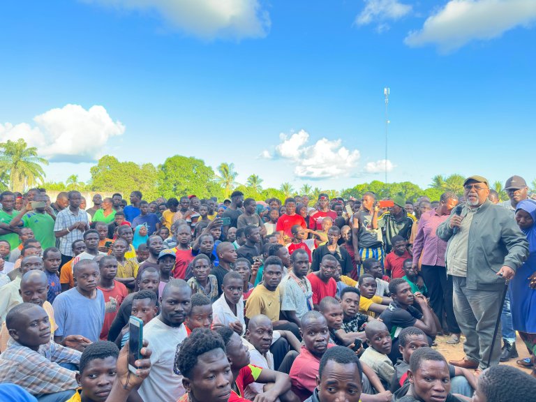 Governador de Nampula engaja-se com população de Luazi para evitar constrangimentos na construção da estrada Nametil/Angoche