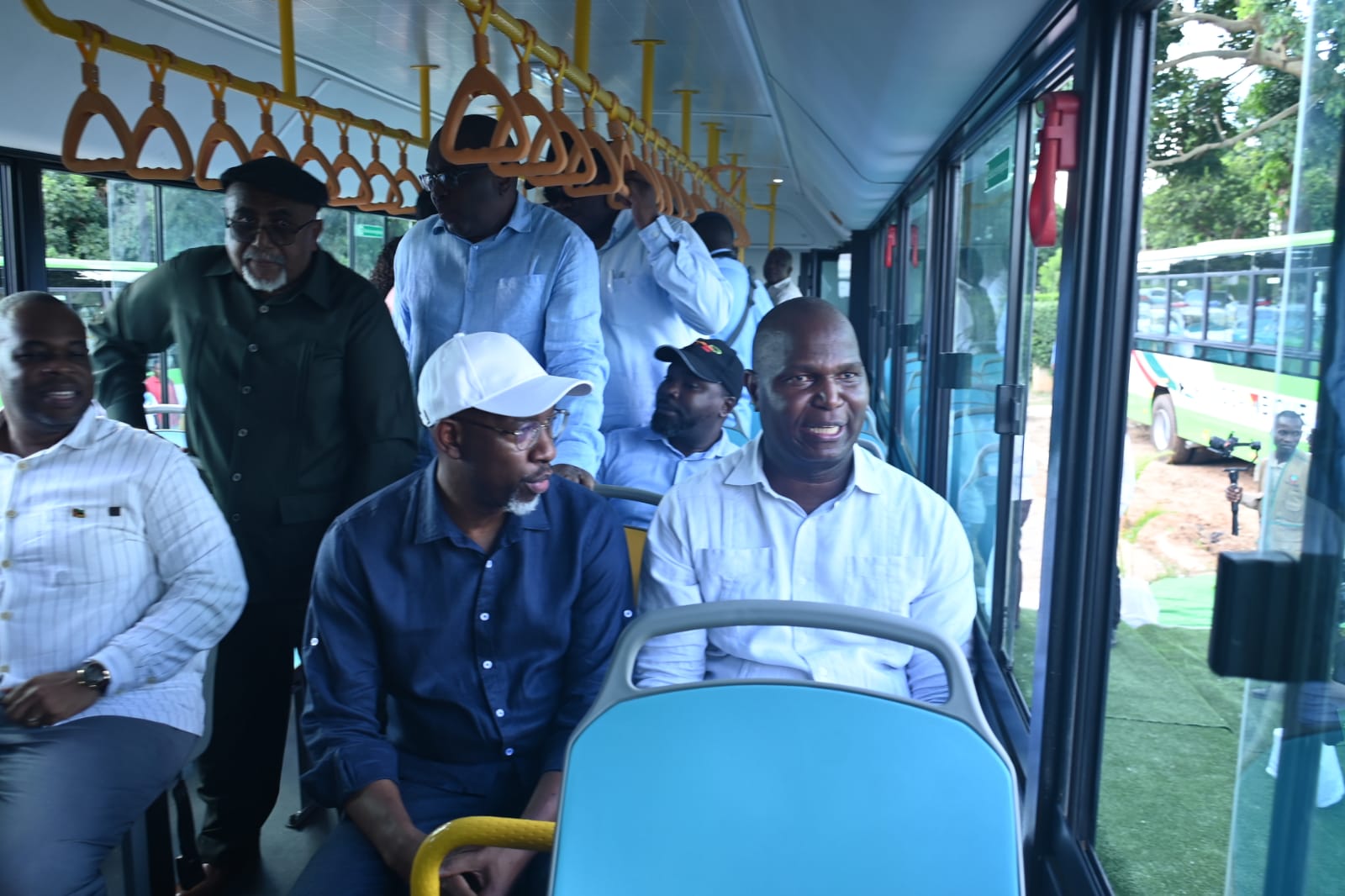 Chapo entrega autocarros para reduzir distâncias que limitam o desenvolvimento 