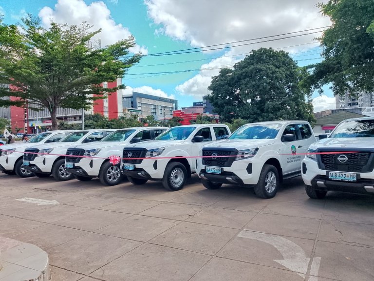 Luís Giquira “mima” chefes dos postos administrativos municipais com novas viaturas em Nampula