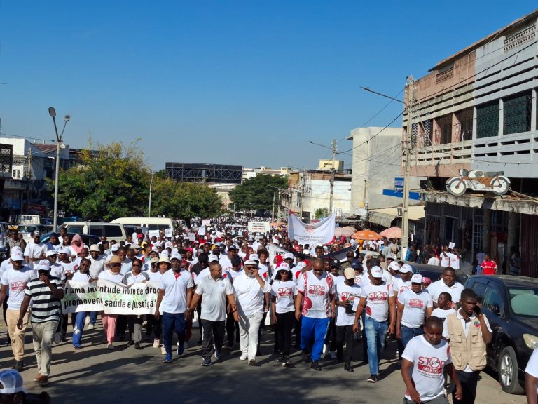 Perto de 10 mil pessoas marcham com o governador de Nampula contra o tráfico e consumo de “makha”