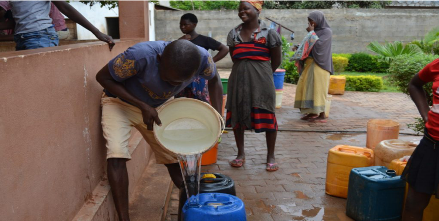 Moradores do Atatole e Fonseca queixam-se de longas interrupções no fornecimento de água potável Moradores do Atatole e Fonseca queixam-se de longas interrupções no fornecimento de água potável