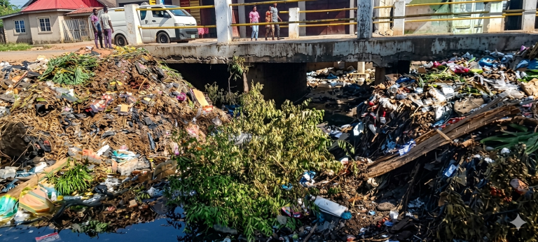 Lixo “assalta” pontecas em Namutequeliua
