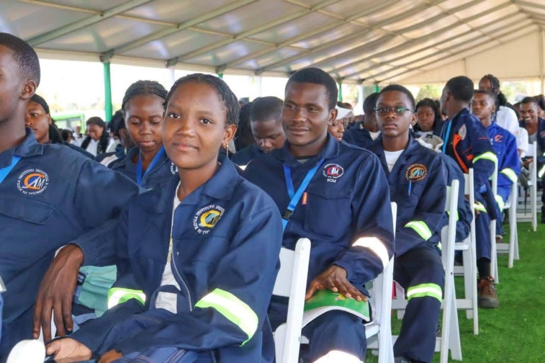 Ministra da educação vê como contribuição imensurável alocar autocarros para alunos na região do Grande Maputo Ministra da educação vê como contribuição imensurável alocar autocarros para alunos na região do Grande Maputo