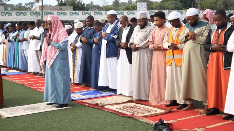 Muçulmanos aproveitam Eid Al-Adha para reflectir sobre consumo de “Makha” e terrorismo