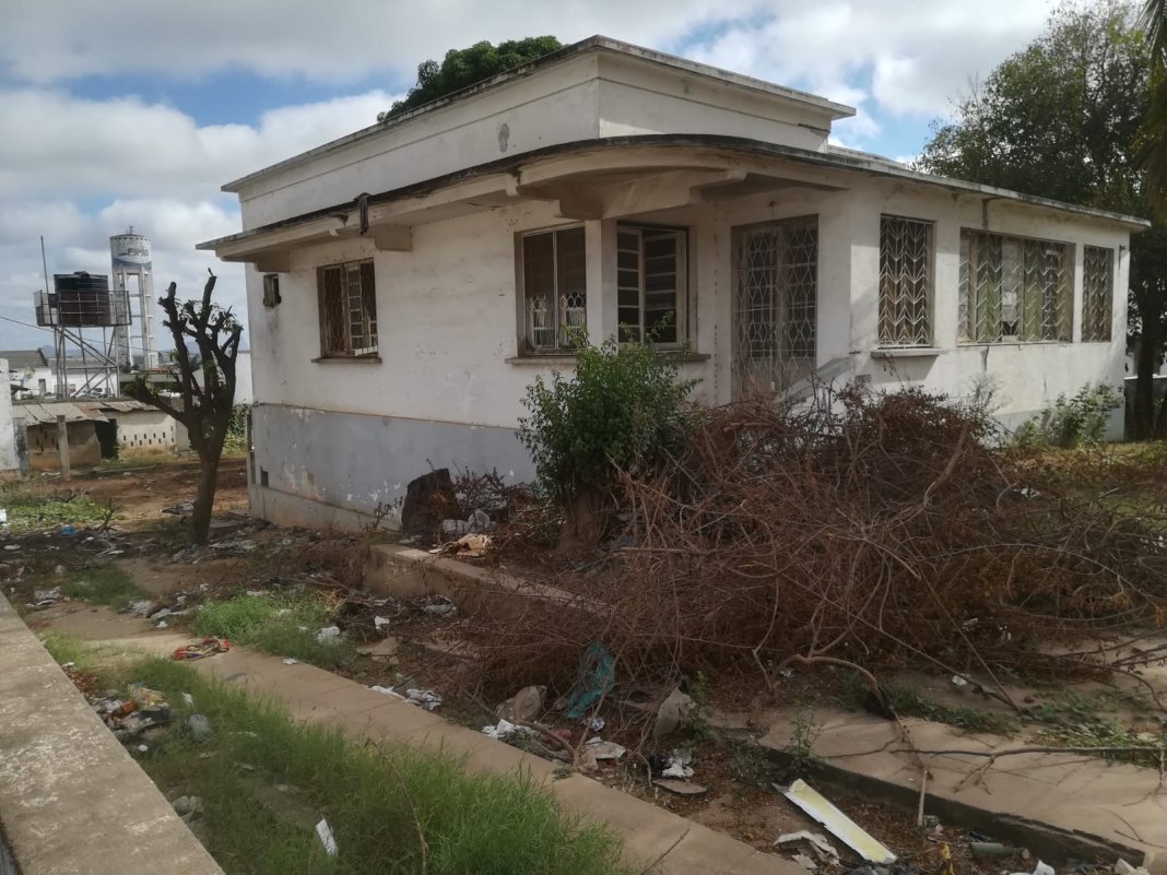 Património do Estado abandonado: Casa protocolar vira covil de bandidos e mendigos em Nampula Património do Estado abandonado: Casa protocolar vira covil de bandidos e mendigos em Nampula
