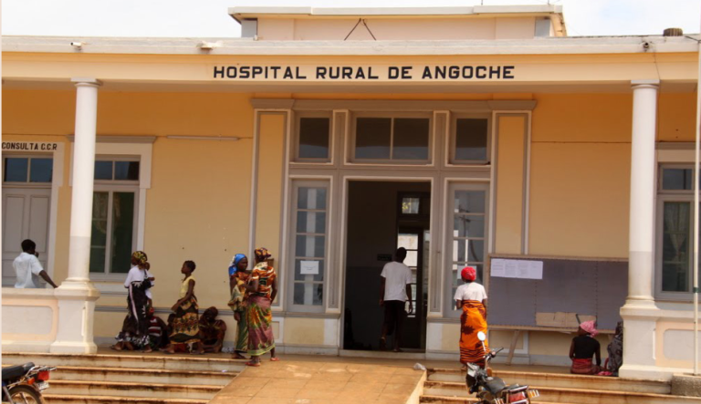 Esposa do governador de Nampula oferece colchoes e detergente ao Hospital Distrital de Angoche