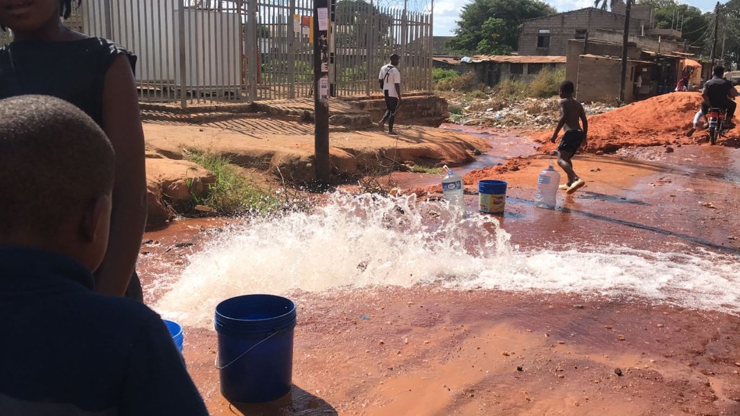 Uma das principais condutas de água da cidade de Nampula rebenta em Napipine Uma das principais condutas de água da cidade de Nampula rebenta em Napipine