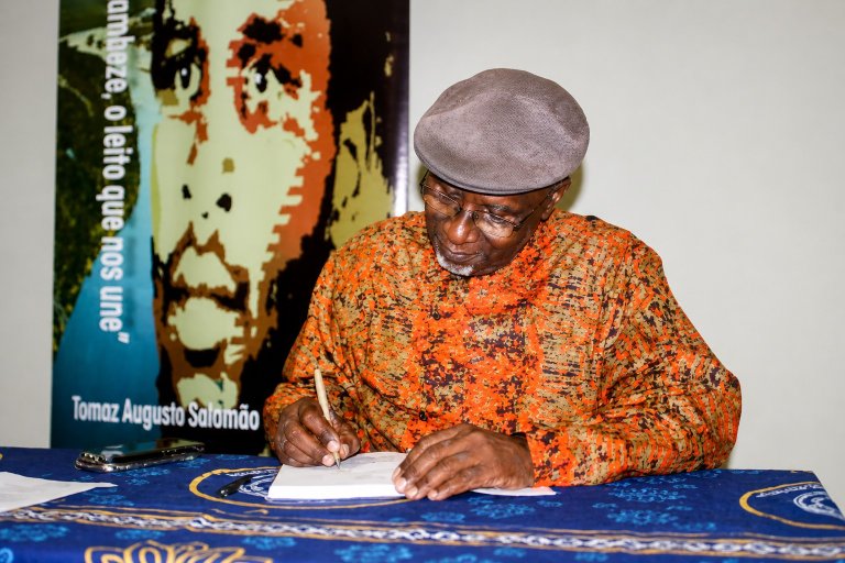 Livro de Tomaz Salomão revive história de Moçambique e emociona académicos em Nampula