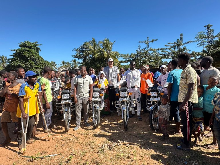Jovens de Luazi ganham equipamento desportivo e motorizadas do governador de Nampula