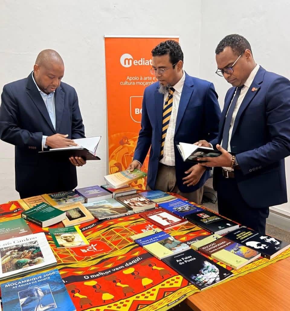 BCI reforça apoio ao ensino superior com oferta de livros à UniRovuma BCI reforça apoio ao ensino superior com oferta de livros à UniRovuma
