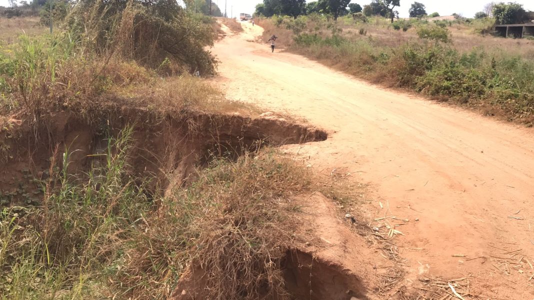 Erosão está a cortar a via de acesso aos poucos