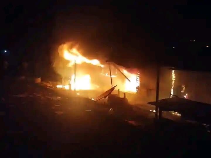 Incêndio consome duas barracas no Waresta Incêndio consome duas barracas no Waresta
