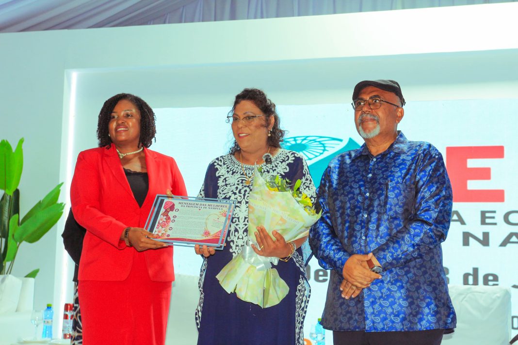Empreendedoras de Nampula rendem homenagem à esposa do governador Empreendedoras de Nampula rendem homenagem à esposa do governador