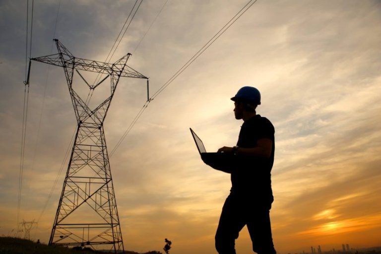 Moçambique debate acesso universal da energia elétrica