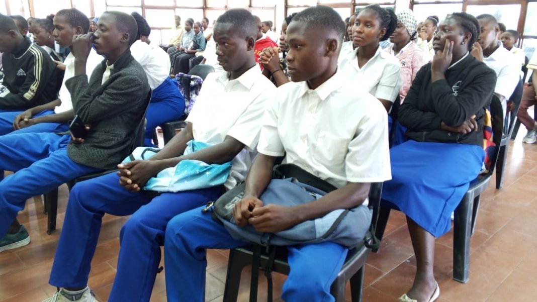 Alfândega exorta alunos de Quelimane a usarem poesia para a transformação social Alfândega exorta alunos de Quelimane a usarem poesia para a transformação social