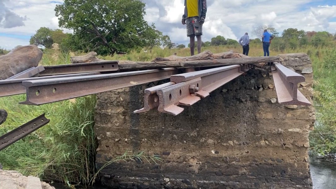 Destruição de ponte expõe população de Saua Saua a ataques de crocodilos Destruição de ponte expõe população de Saua Saua a ataques de crocodilos