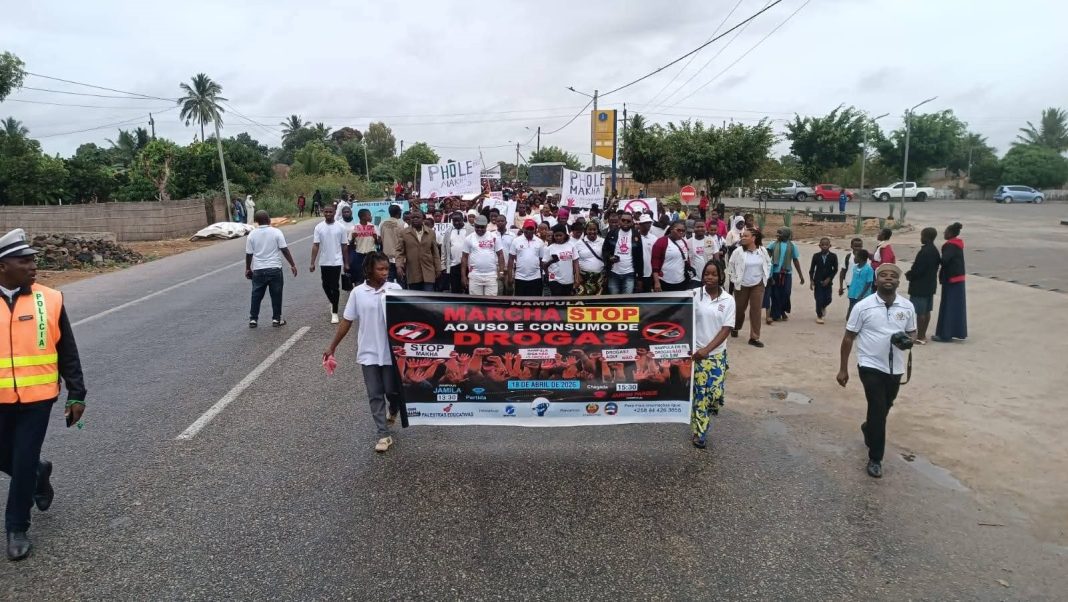 Escola Secundária de Namialo marcha contra “Makha” Escola Secundária de Namialo marcha contra “Makha”