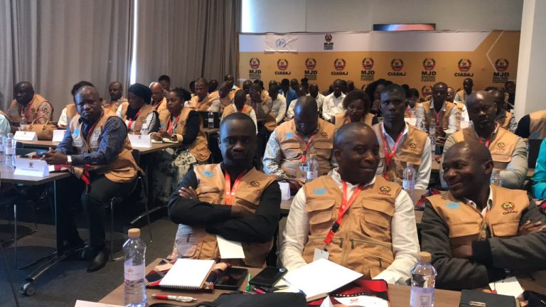 Governador de Nampula desafia administradores a abrirem portas aos jovens