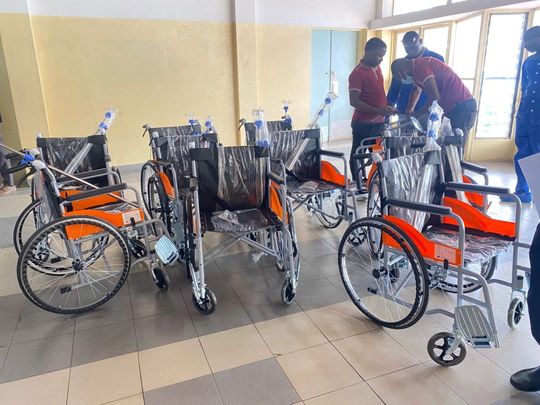 HCN recebe 10 novas cadeiras de rodas