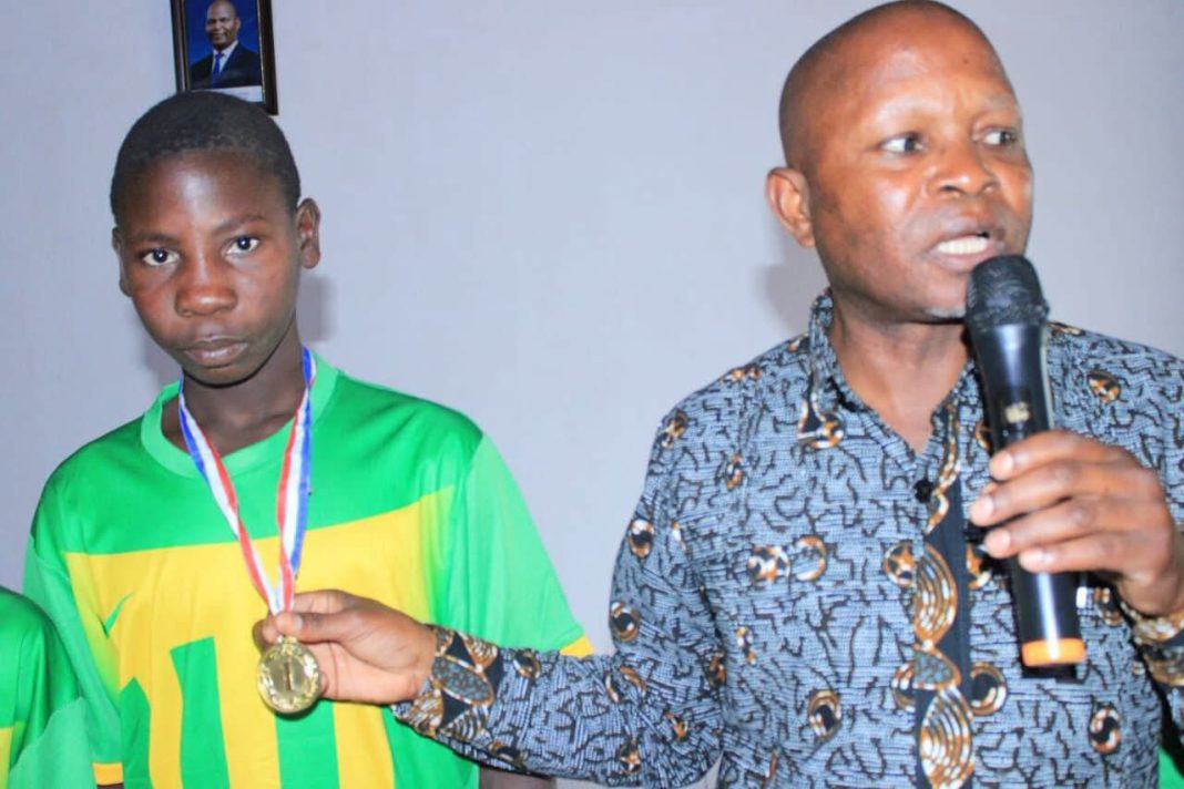 Liupo está em Festa: Medalhas dos Jogos Desportivos Escolares e troféu da FENA enchem distrito de orgulho Liupo está em Festa: Medalhas dos Jogos Desportivos Escolares e troféu da FENA enchem distrito de orgulho