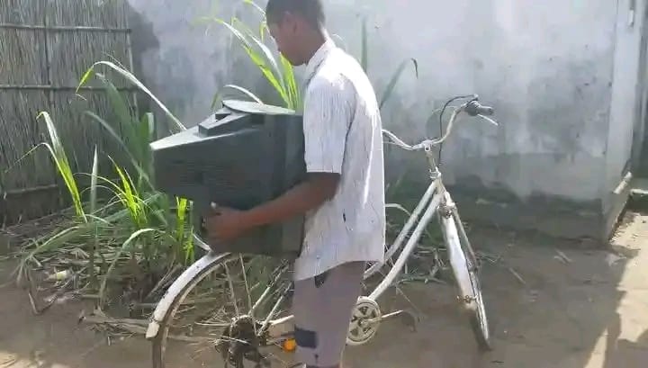 Tensão em Coalane: População retira bens de residência onde crianças ficaram sem assistência Tensão em Coalane: População retira bens de residência onde crianças ficaram sem assistência