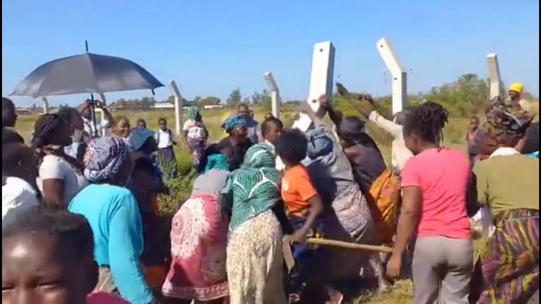 Famílias vivem sob incerteza: Vedação gera tensão junto ao aeroporto de Quelimane Famílias vivem sob incerteza: Vedação gera tensão junto ao aeroporto de Quelimane