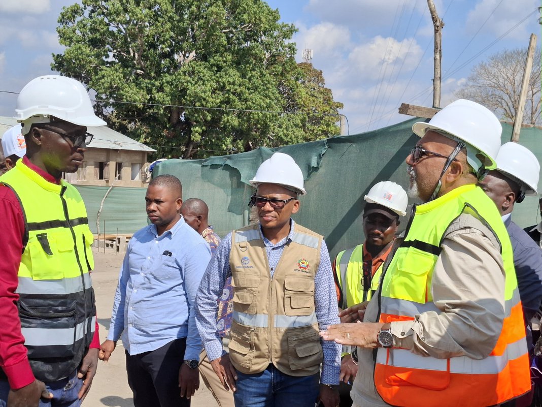 Governador de Nampula insatisfeito com o decurso das obras da escola básica de Mocone Governador de Nampula insatisfeito com o decurso das obras da escola básica de Mocone