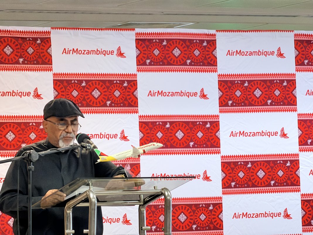 “Reforçar as ligações aéreas não é apenas colocar mais aviões a voar, é aproximar pessoas, facilitar negócios…” Eduardo Mariamo Abdula, governador de Nampula no lançamento do novo branding Air Mozambique em Nacala. “Reforçar as ligações aéreas não é apenas colocar mais aviões a voar, é aproximar pessoas, facilitar negócios…” Eduardo Mariamo Abdula, governador de Nampula no lançamento do novo branding Air Mozambique em Nacala.