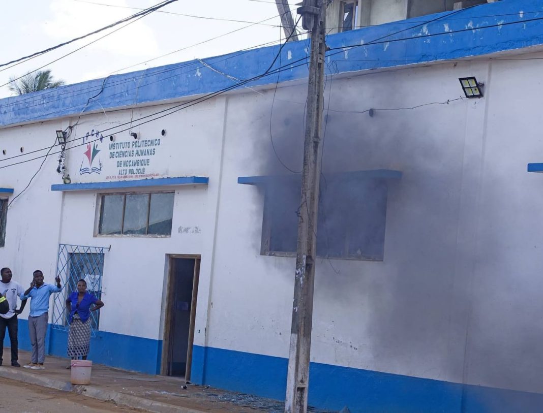 Em Alto Molócuè: Incêndio destrói parte do Instituto Politécnico de Ciências Humanas de Moçambique Em Alto Molócuè: Incêndio destrói parte do Instituto Politécnico de Ciências Humanas de Moçambique