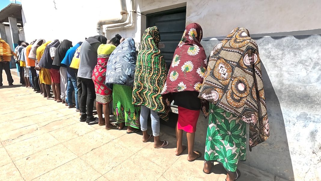 “Makha” e soruma levam aos calabouços 5 mulheres chefes de famílias “Makha” e soruma levam aos calabouços 5 mulheres chefes de famílias