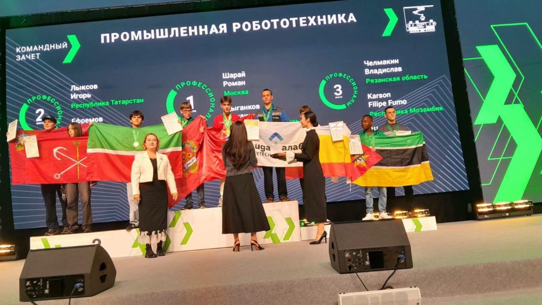 Moçambique destaca-se na robótica industrial durante competição na Rússia Moçambique destaca-se na robótica industrial durante competição na Rússia