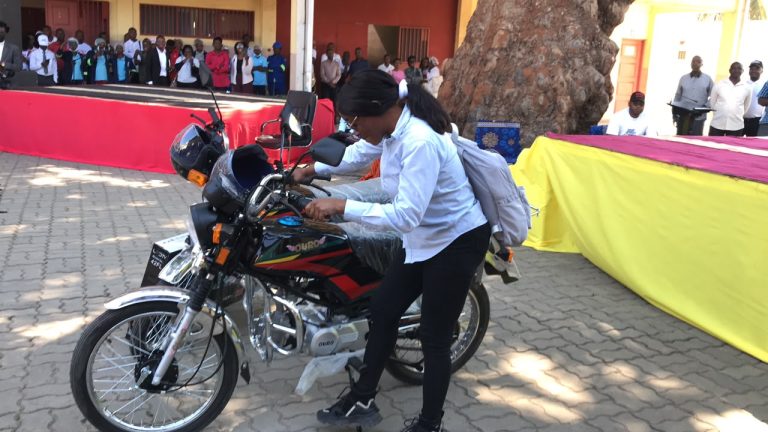 Tio Salimo surpreende aniversariantes com motorizadas durante campanha STOP Makha